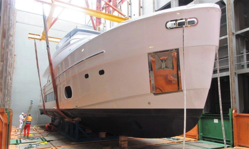 LSCT safely lifts 75ton yacht from water to container ship | Contship ...