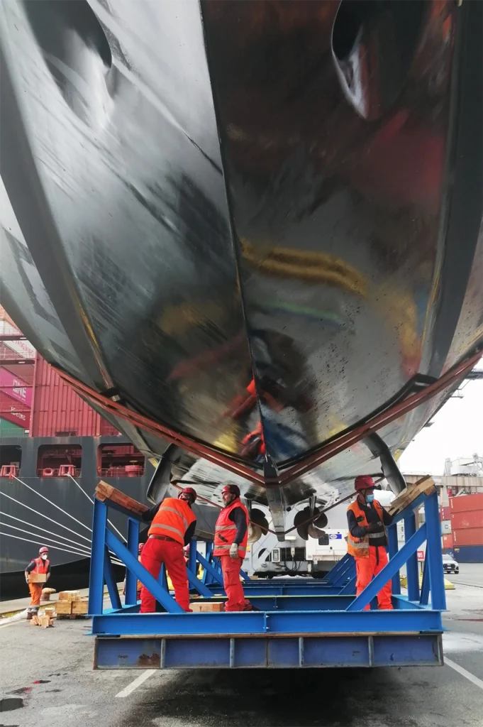 LSCT safely lifts 75ton yacht from water to container ship | Contship ...